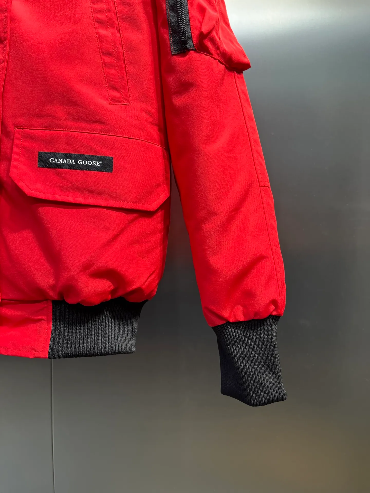 P780 CANADA GOOES 02 model Chilliwa bomber jacket 02 model, chosen by Arctic and Antarctic scientific expedition teams as their cold-proof equipment, the Rolls-Royce of down jackets. ➖ Industry-leading anti-counterfeiting chip sensing. ➖ Imported Behringer embroidery machines and customized embroidery labels, the highest level and industry leading. ➖ Imported Korean 21-count polyester-cotton blended original fabric, TC85 waterproof coated fabric, water-repellent, windproof and wear-resistant. ➖ The new national standard 80 white duck down is filled with an average of 520 grams of down. The amount of down filled is industry-leading. ➖ 100% nylon lon lining with double double-layer sealing design to prevent velvet running, seamless thread design on cuffs! ➖ Western Canadian Green Wolf Collar. ➖ Yoshida YKK provides original factory-customized electroplated sliders. YKK two-way lockable zippers are tight and smooth and do not peel off paint. ➖ 3M composite Velcro is durable and the accessories and hardware are all custom-made. Note: Our copywriting is only simple and clear. Instead of bragging about the copywriting, it is better to compare and understand with samples. Only for the purest, most focused, most professional, highest quality, and highest sex!  size：xs-xl